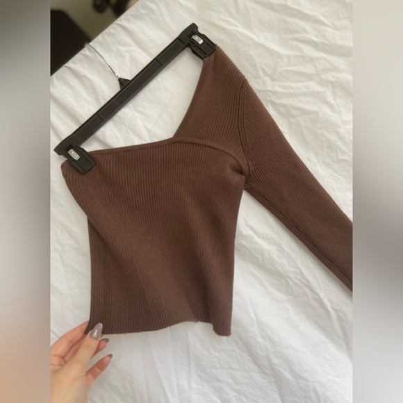 Abercrombie and Fitch One Shoulder Ribbed Knit
Long Sleeve Top Size Medium - Picture 7 of 7